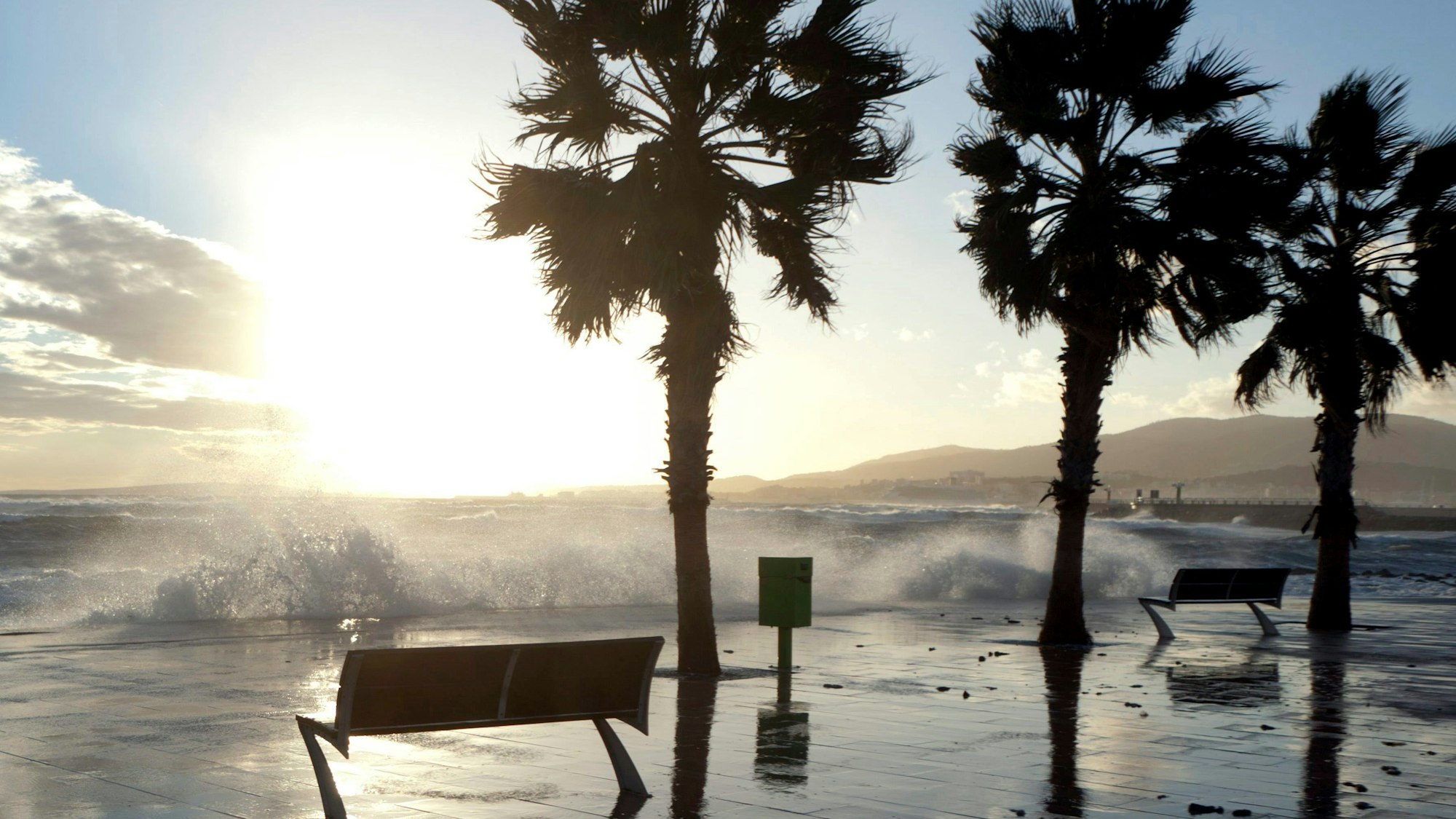 Ein Sturm sorgt für hohe Wellen auf Mallorca.