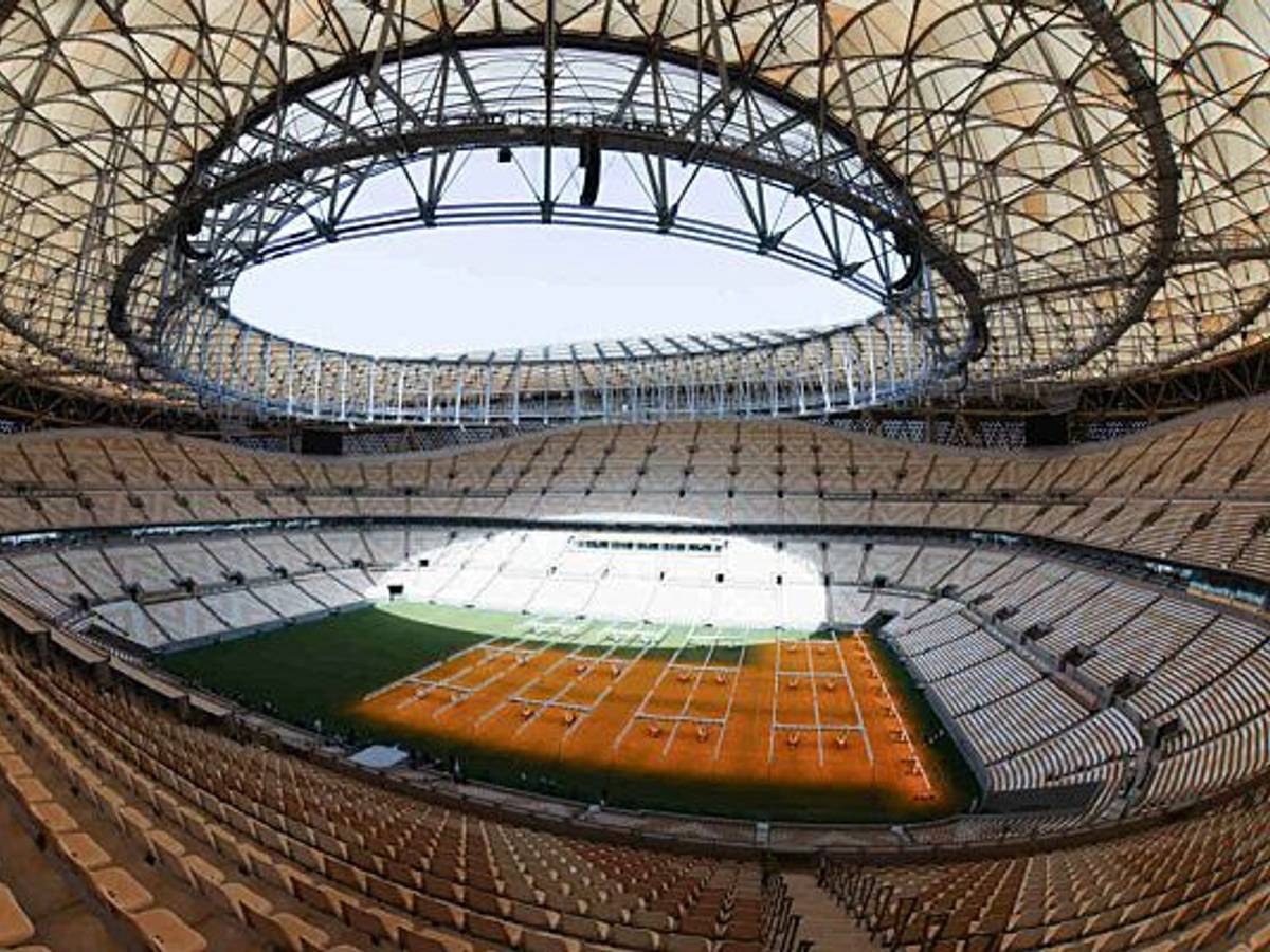 Die Aufnahme zeigt die Innenansicht vom Stadion „Lusail Iconic Stadium“ in Lusail bei Doha.