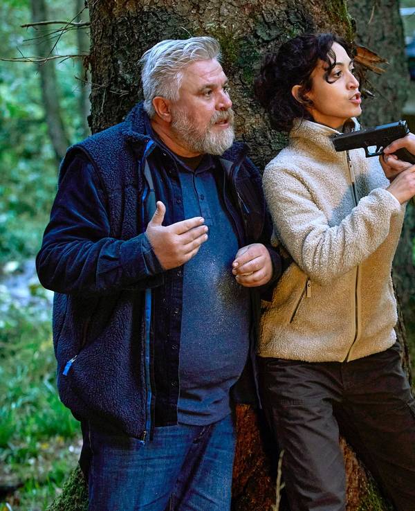 Adam (Hassan Akkouch, r) bedroht Koops (Aljoscha Stadelmann) - Zarah (Sabrina Amali) versucht ihn zu beruhigen - Szene der Folge "Das Überlebenstraining" der ARD-Reihe «Harter Brocken» (undatierte Filmszene).