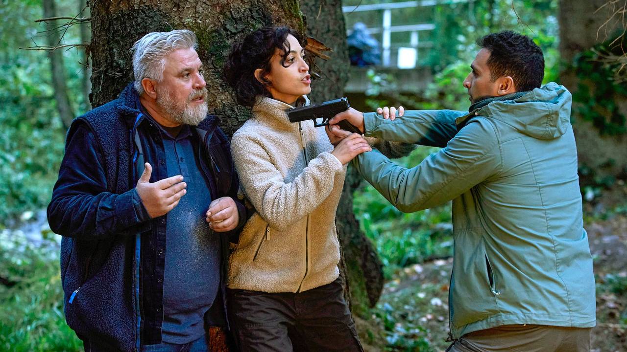 Adam (Hassan Akkouch, r) bedroht Koops (Aljoscha Stadelmann) - Zarah (Sabrina Amali) versucht ihn zu beruhigen - Szene der Folge "Das Überlebenstraining" der ARD-Reihe «Harter Brocken» (undatierte Filmszene).