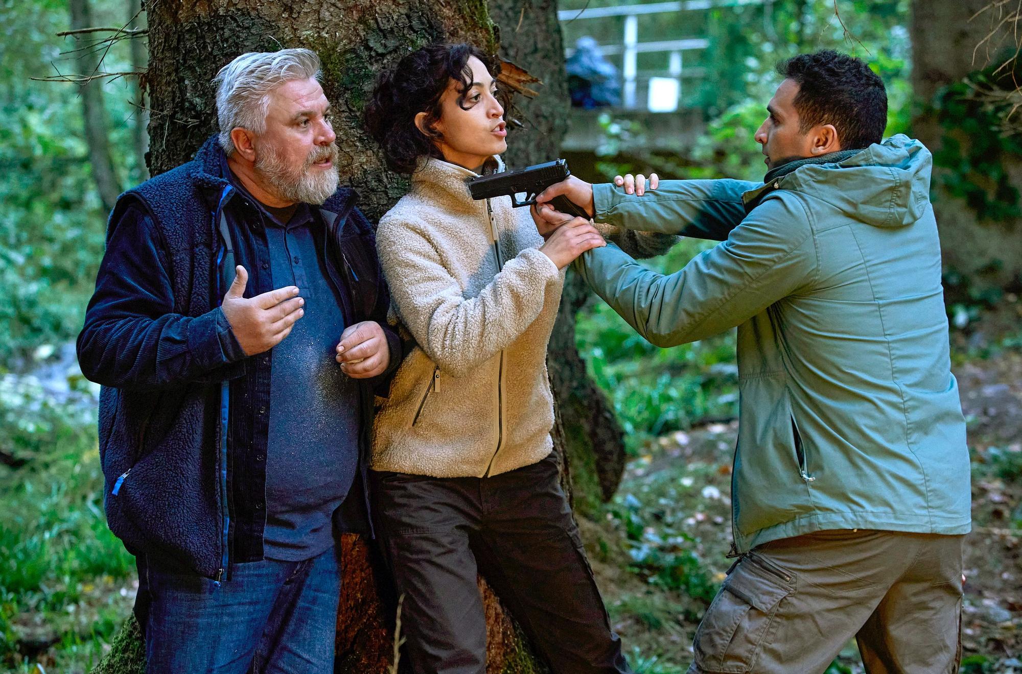 Adam (Hassan Akkouch, r) bedroht Koops (Aljoscha Stadelmann) - Zarah (Sabrina Amali) versucht ihn zu beruhigen - Szene der Folge "Das Überlebenstraining" der ARD-Reihe «Harter Brocken» (undatierte Filmszene).