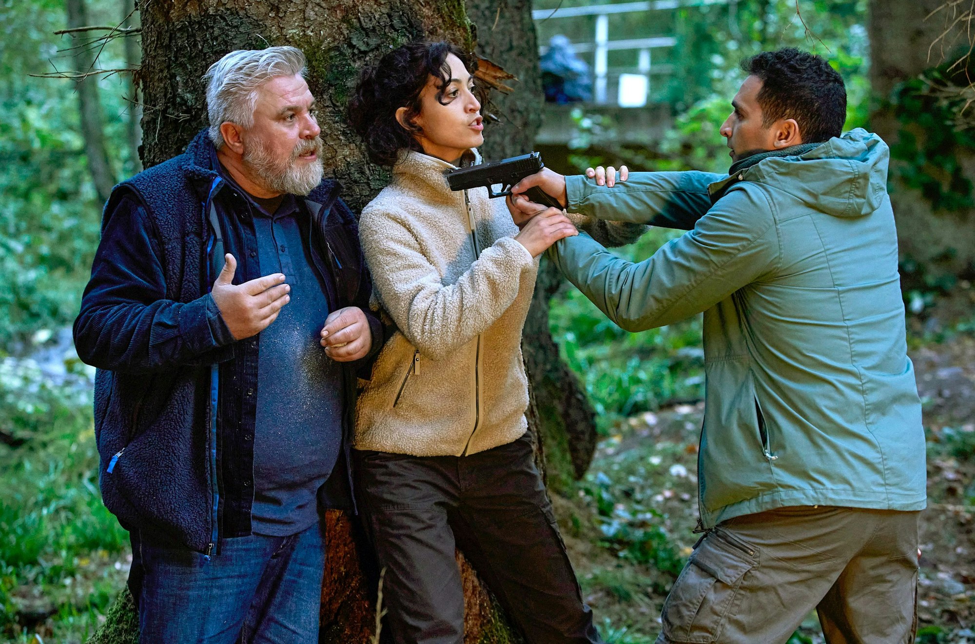 Adam (Hassan Akkouch, r) bedroht Koops (Aljoscha Stadelmann) - Zarah (Sabrina Amali) versucht ihn zu beruhigen - Szene der Folge "Das Überlebenstraining" der ARD-Reihe «Harter Brocken» (undatierte Filmszene).