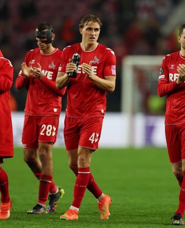 Florian Kainz, Ellyes Skhiri, Timo Hübers, Benno Schmitz und Eric Martel enttäuscht nach dem 2:2 gegen OGC Nizza in Köln.