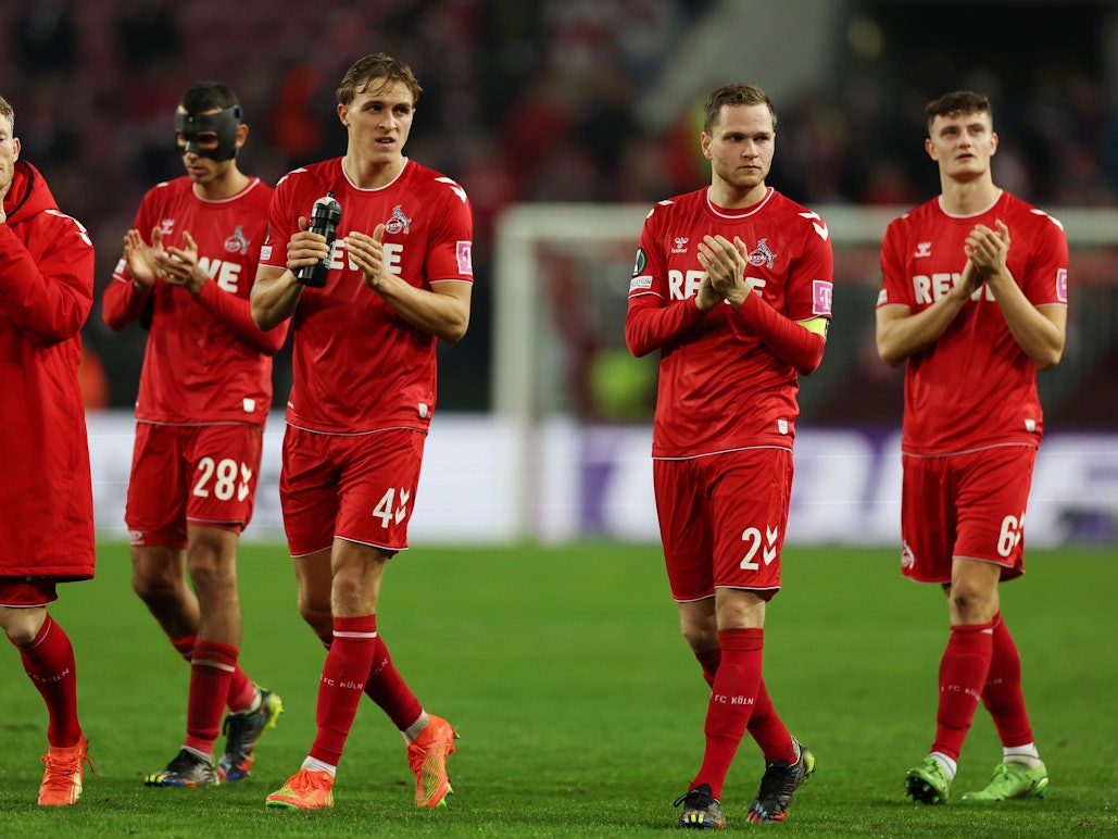 Florian Kainz, Ellyes Skhiri, Timo Hübers, Benno Schmitz und Eric Martel enttäuscht nach dem 2:2 gegen OGC Nizza in Köln.