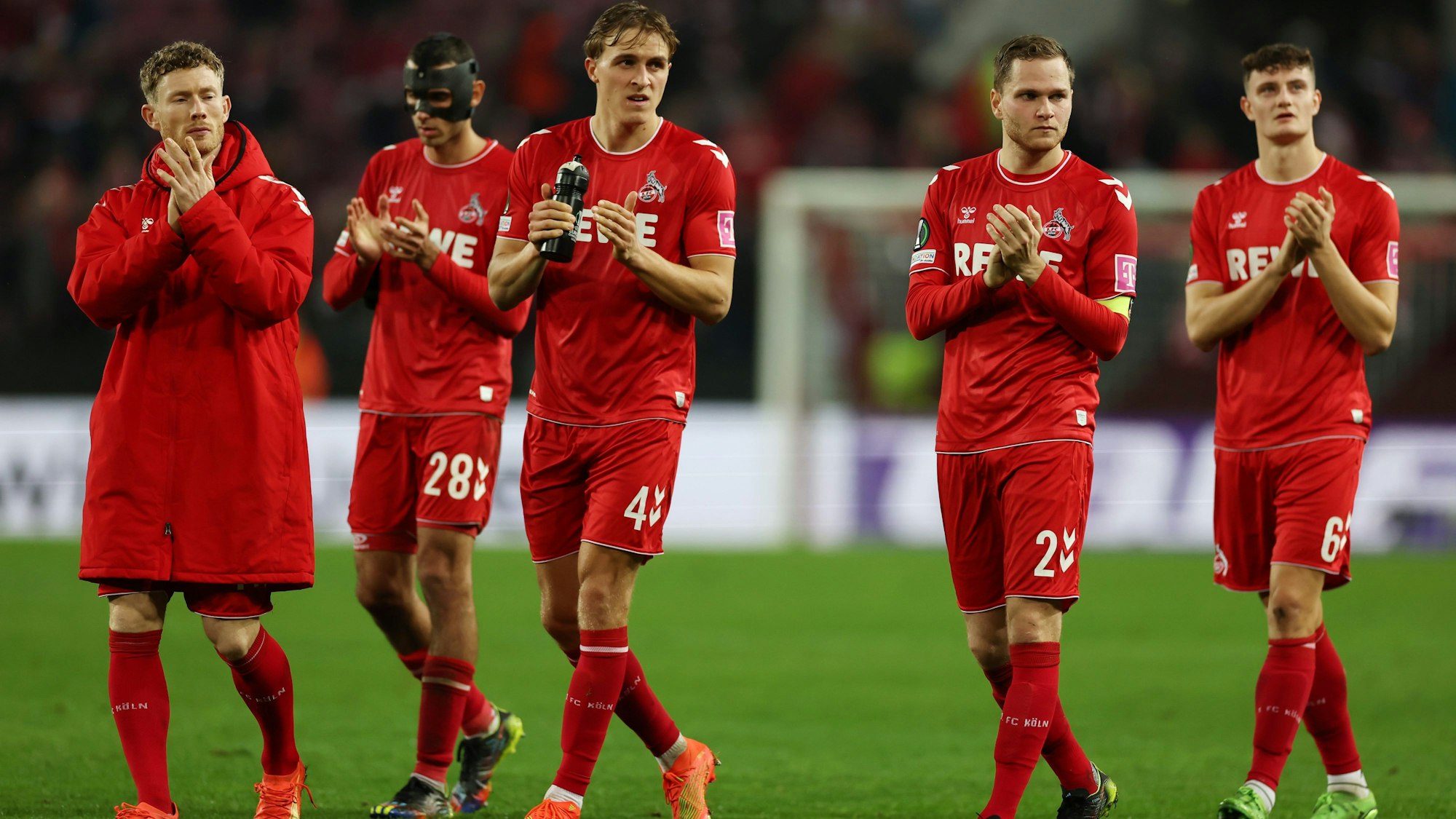 Florian Kainz, Ellyes Skhiri, Timo Hübers, Benno Schmitz und Eric Martel enttäuscht nach dem 2:2 gegen OGC Nizza in Köln.