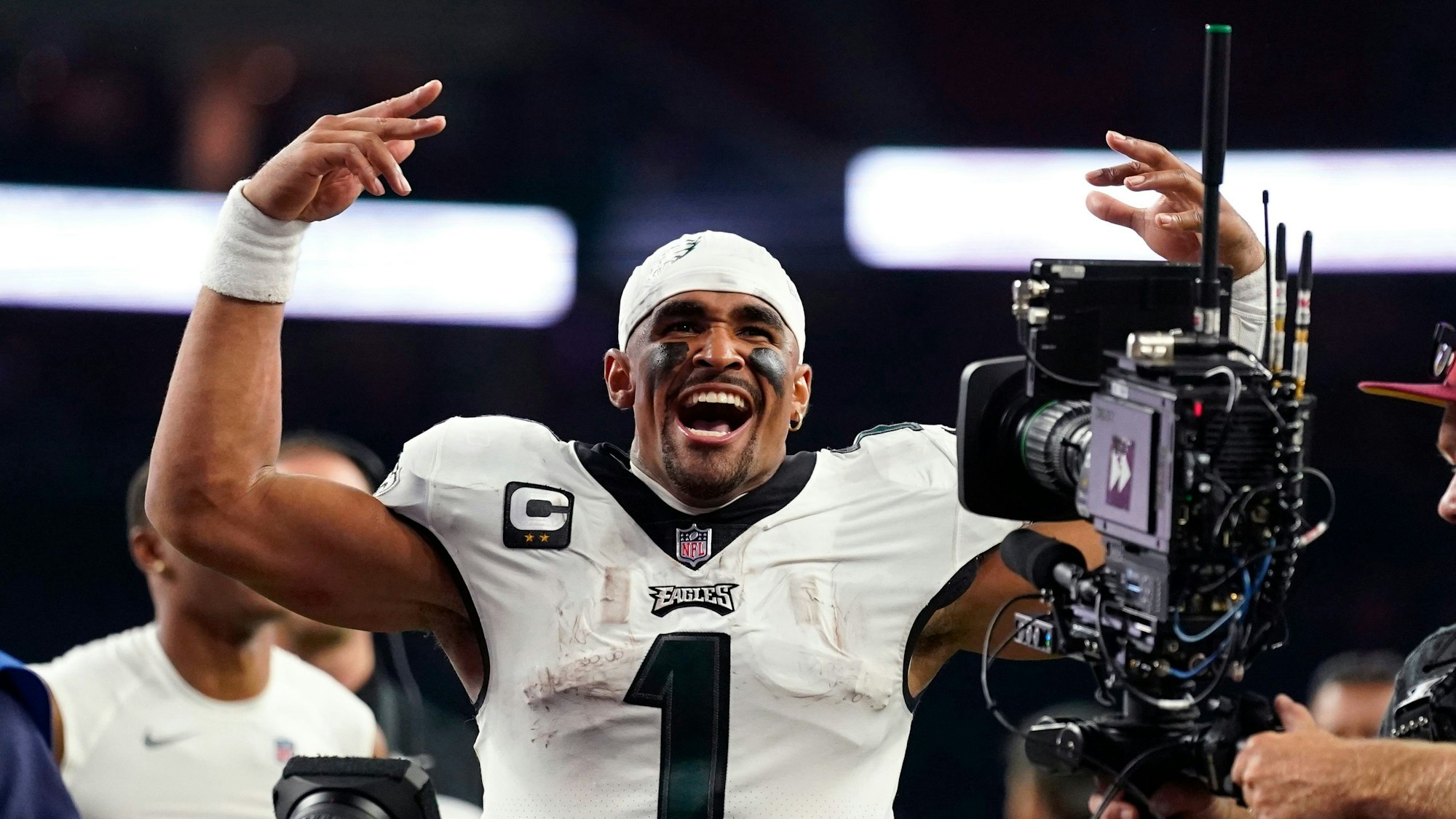 Jalen Hurts ist derzeit mit den Philadelphie Eagles nicht aufzuhalten. Hier jubelt er nach dem Sieg bei den Houston Texans.