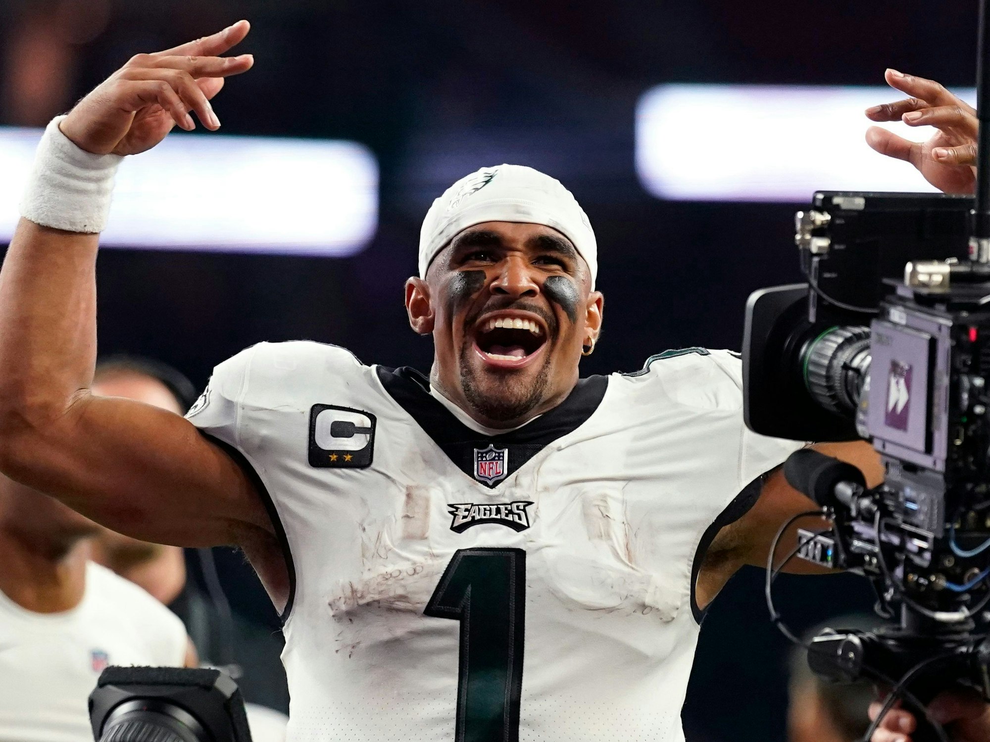 Jalen Hurts ist derzeit mit den Philadelphia Eagles nicht aufzuhalten. Hier jubelt er nach dem Sieg bei den Houston Texans.