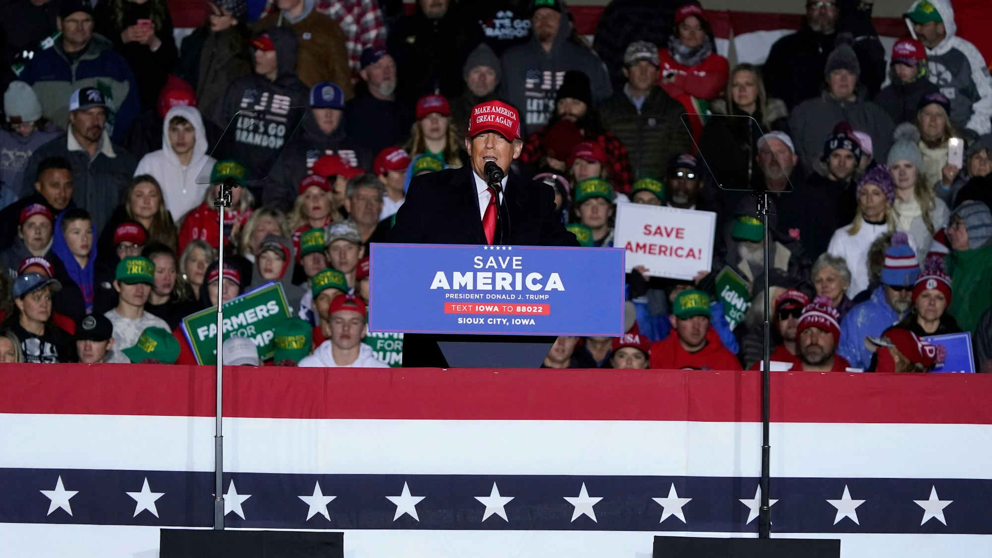 Donald Trump, ehemaliger Präsident der USA, spricht während einer Kundgebung in Sioux City, Iowa.