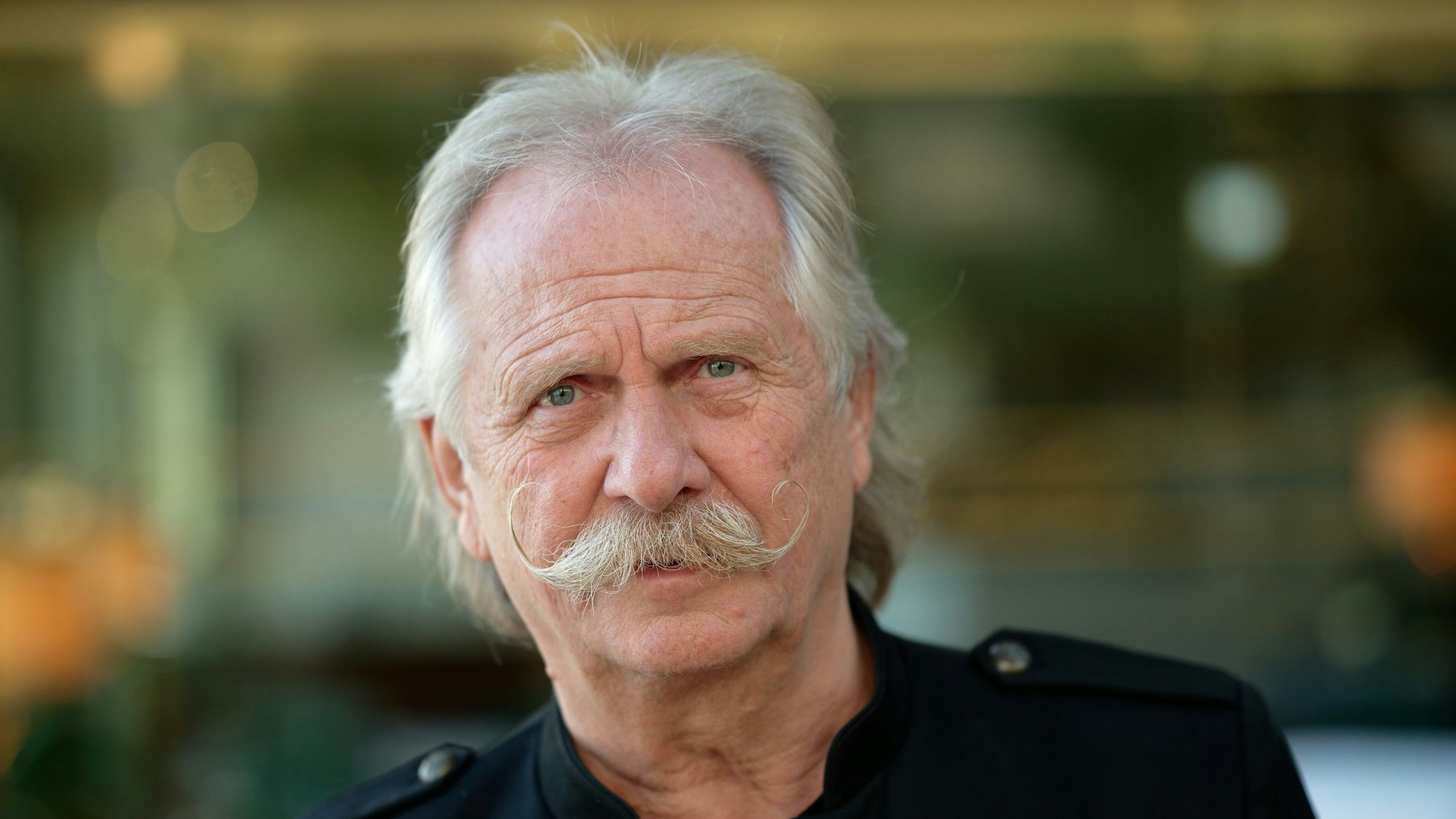 Der Sänger der Kölner Musikgruppe „Höhner“, Henning Krautmacher, in der Lobby eines Hotels.