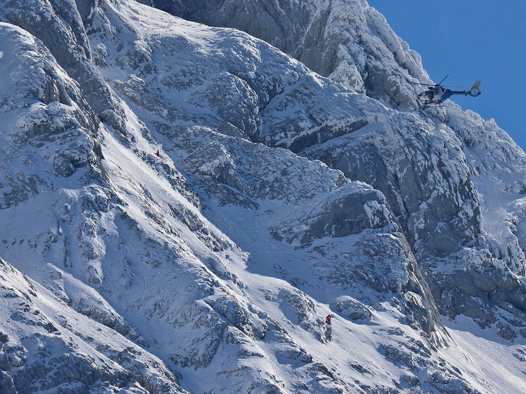 Bergretter suchen am Hochkalter bei Ramsau bei Berchtesgaden bei Schnee unter schwierigen Bedingungen nach einem Bergsteiger.