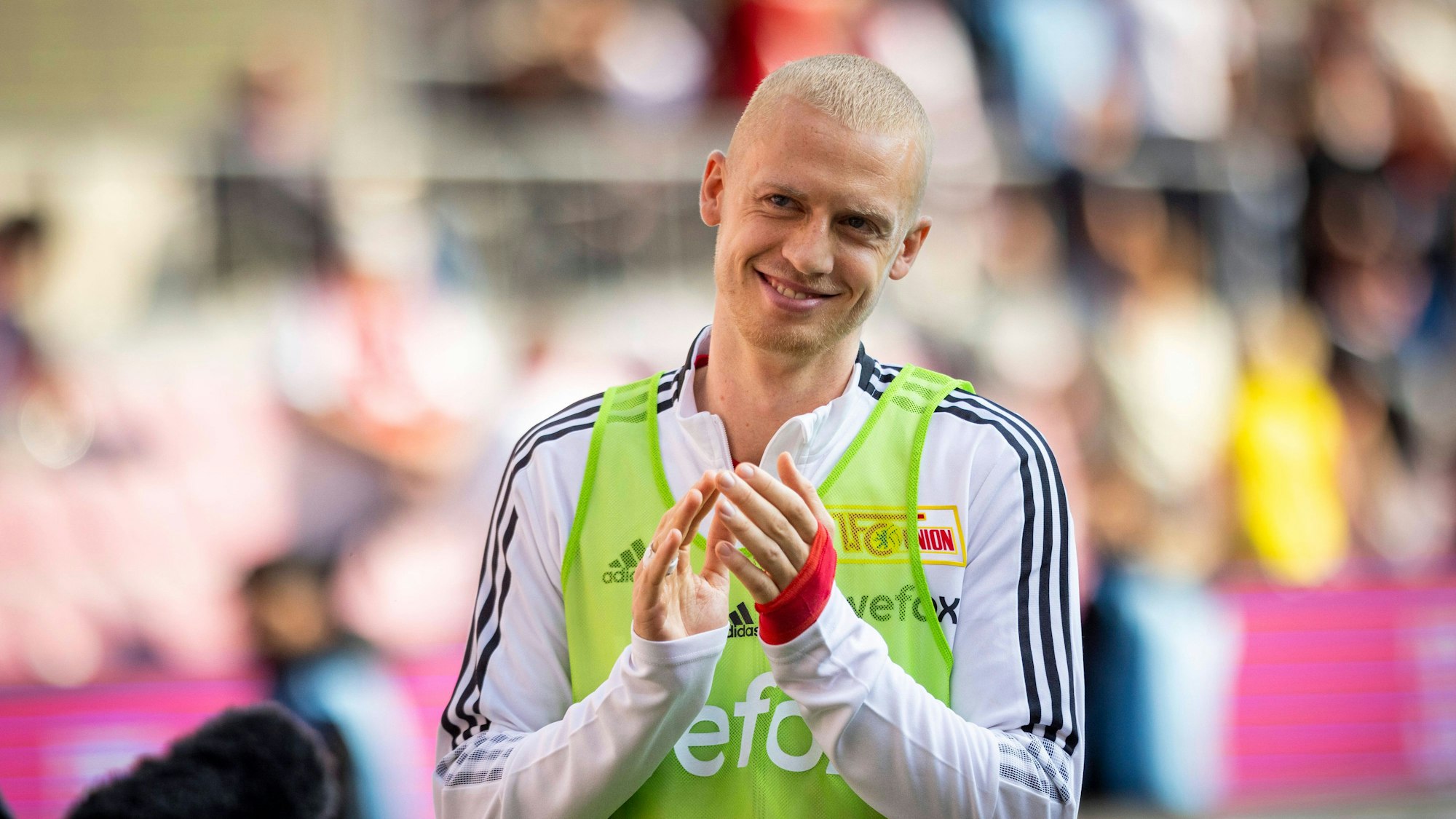 Timo Baumgartl klatscht in die Hände.