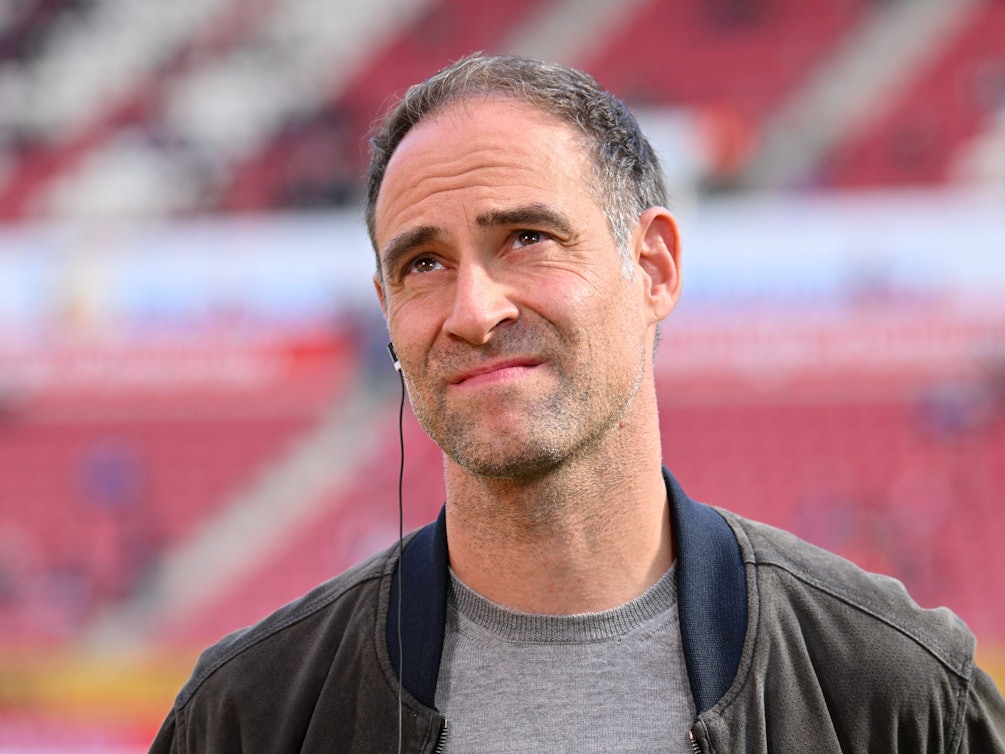 Oliver Mintzlaff vor einem Spiel von RB Leipzig beim TV-Interview