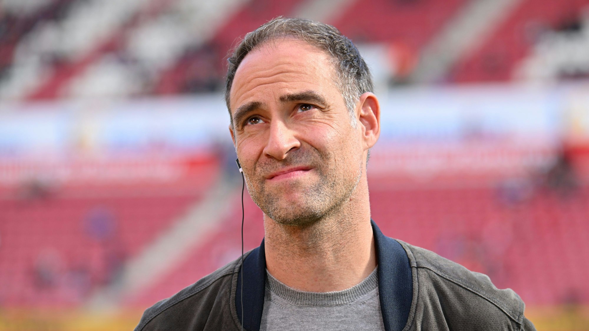 Oliver Mintzlaff vor einem Spiel von RB Leipzig beim TV-Interview