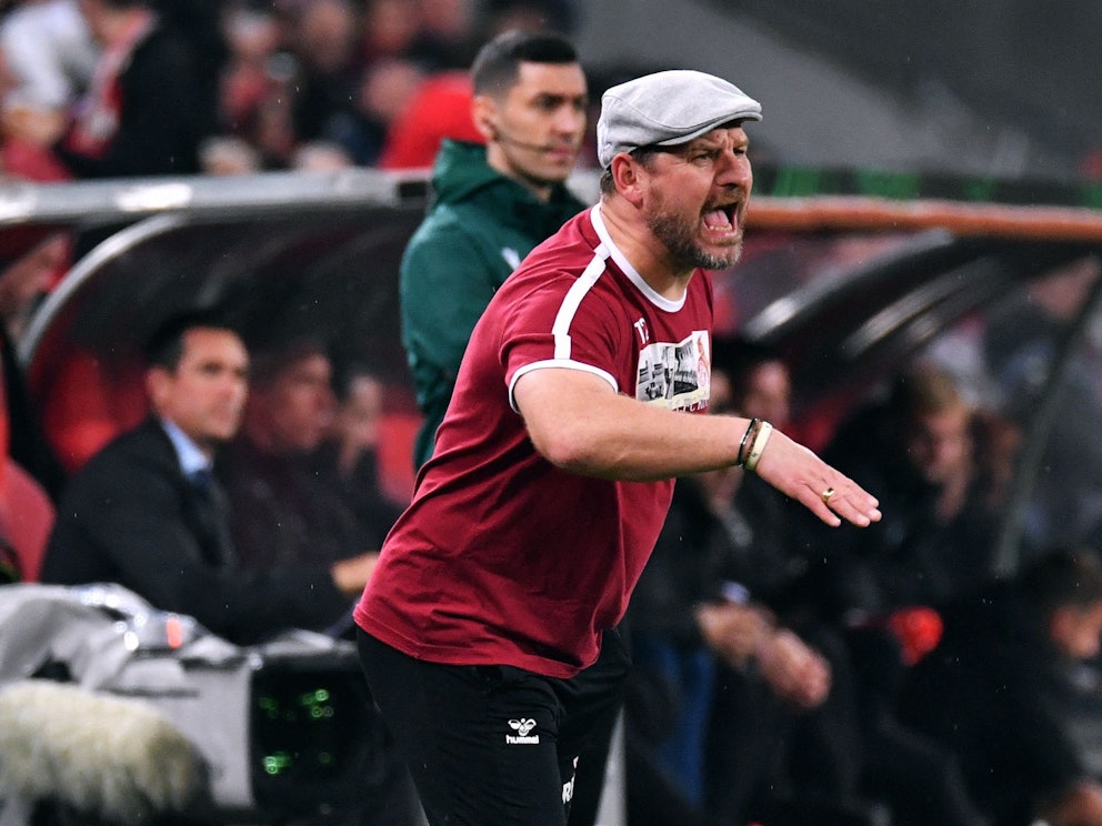 FC-Coach Steffen Baumgart schreit beim 2:2 gegen OGC Nizza am Donnerstagabend (3. November 2022)