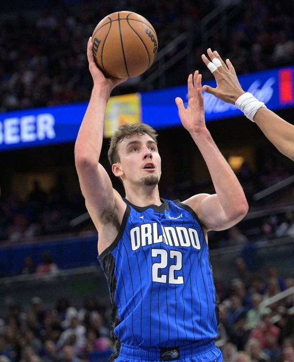 Franz Wagner setzt im Spiel von Orlando Magic gegen die Golden State Warriors vor den Augen von Stephen Curry zum Wurf an.