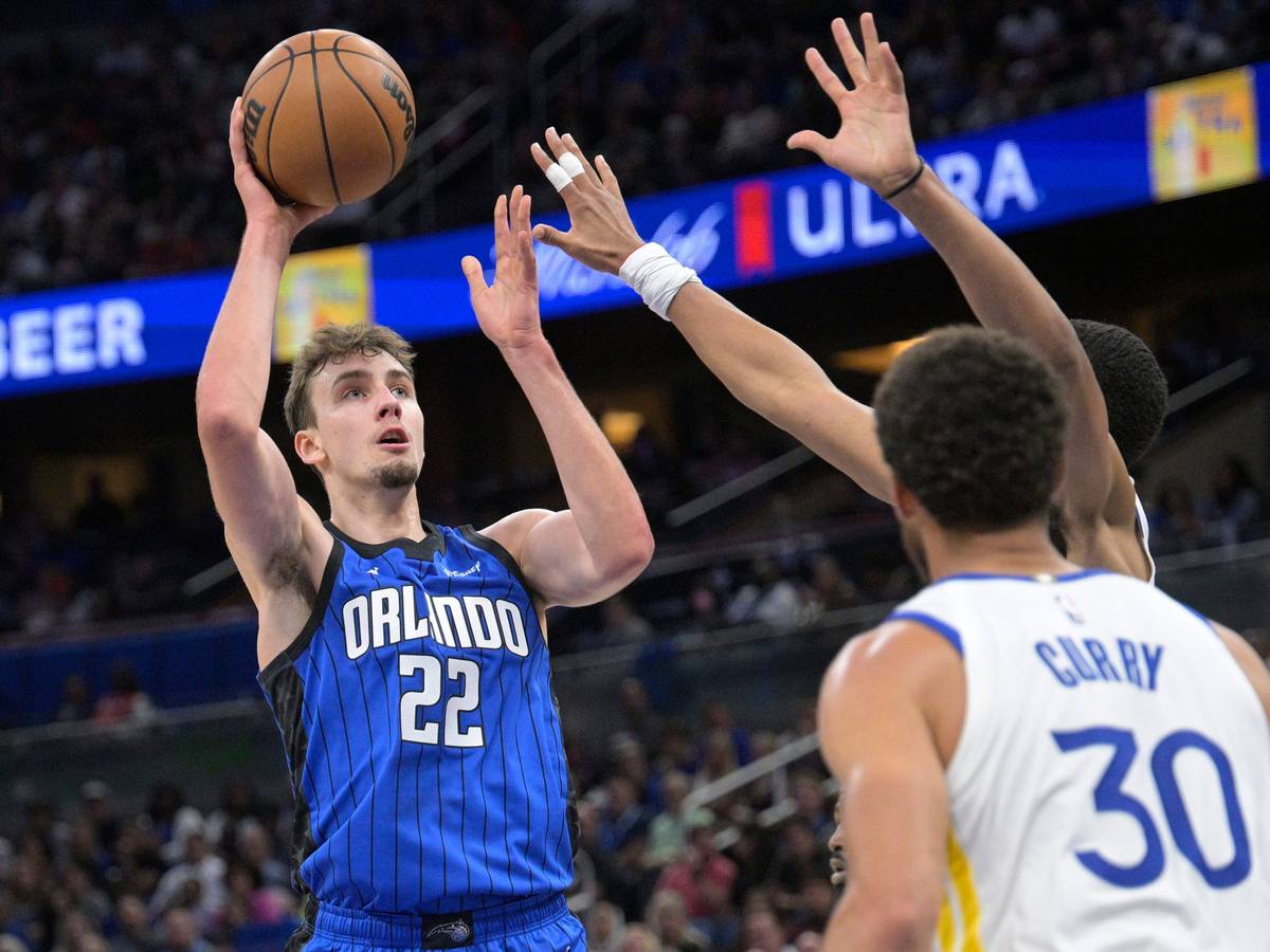 Franz Wagner setzt im Spiel von Orlando Magic gegen die Golden State Warriors vor den Augen von Stephen Curry zum Wurf an.