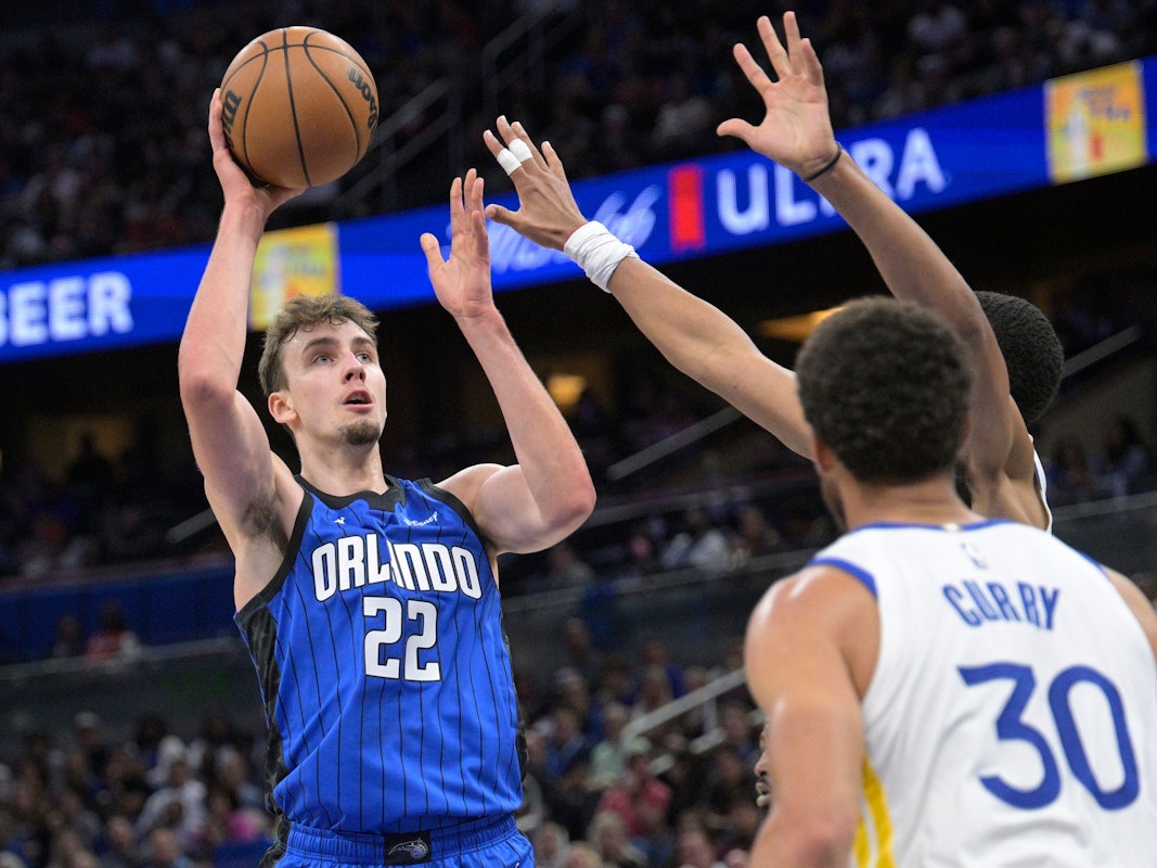 Franz Wagner setzt im Spiel von Orlando Magic gegen die Golden State Warriors vor den Augen von Stephen Curry zum Wurf an.
