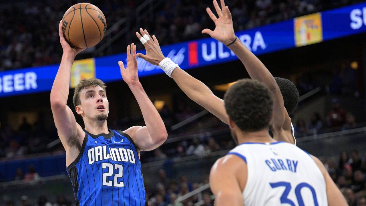 Franz Wagner setzt im Spiel von Orlando Magic gegen die Golden State Warriors vor den Augen von Stephen Curry zum Wurf an.
