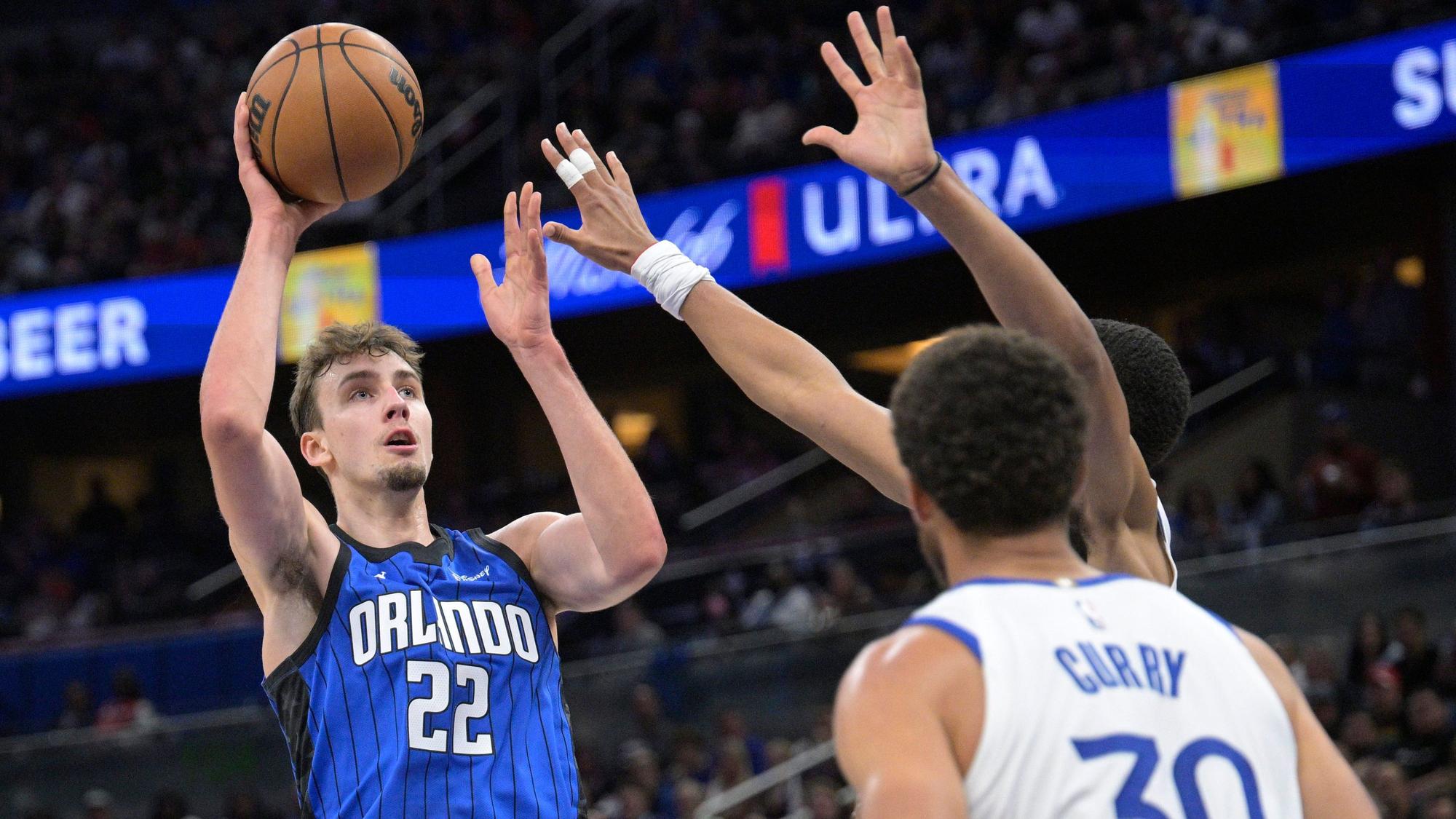 Franz Wagner setzt im Spiel von Orlando Magic gegen die Golden State Warriors vor den Augen von Stephen Curry zum Wurf an.