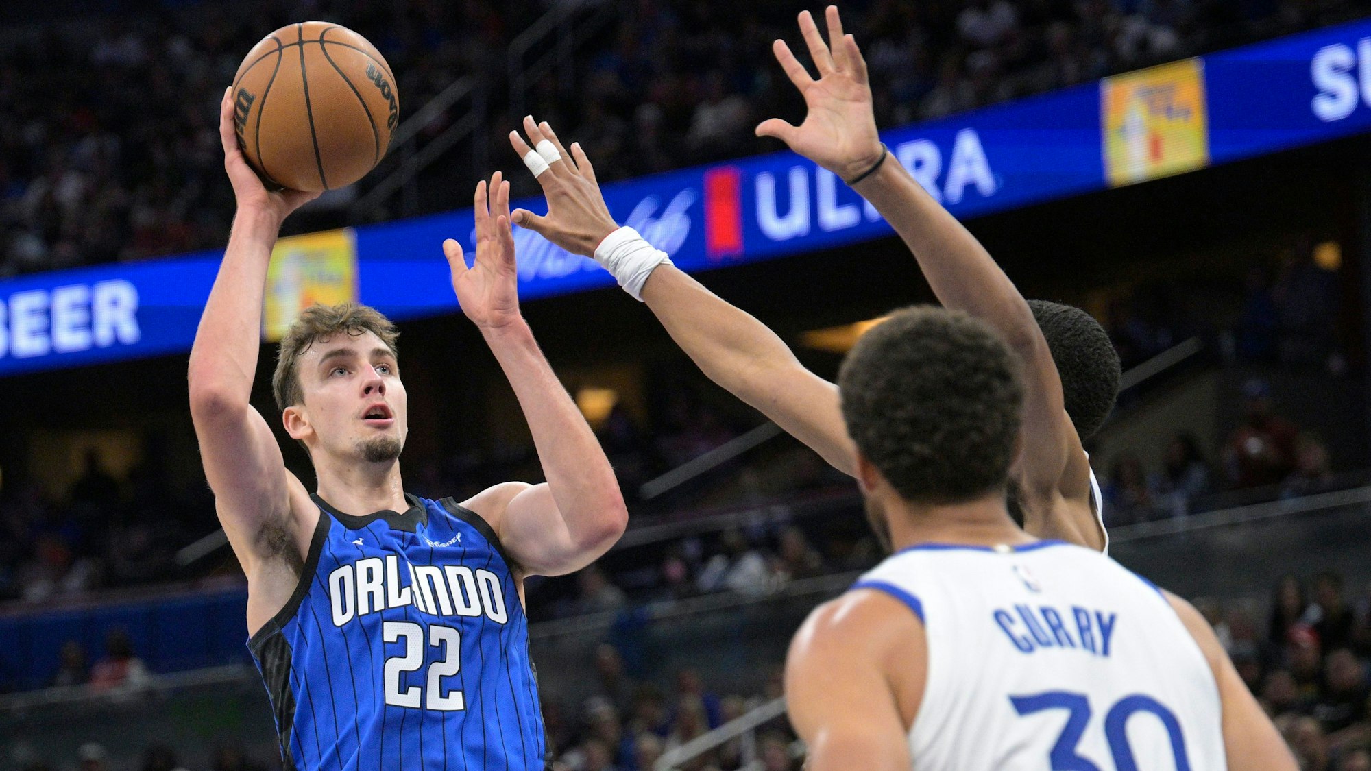 Franz Wagner setzt im Spiel von Orlando Magic gegen die Golden State Warriors vor den Augen von Stephen Curry zum Wurf an.