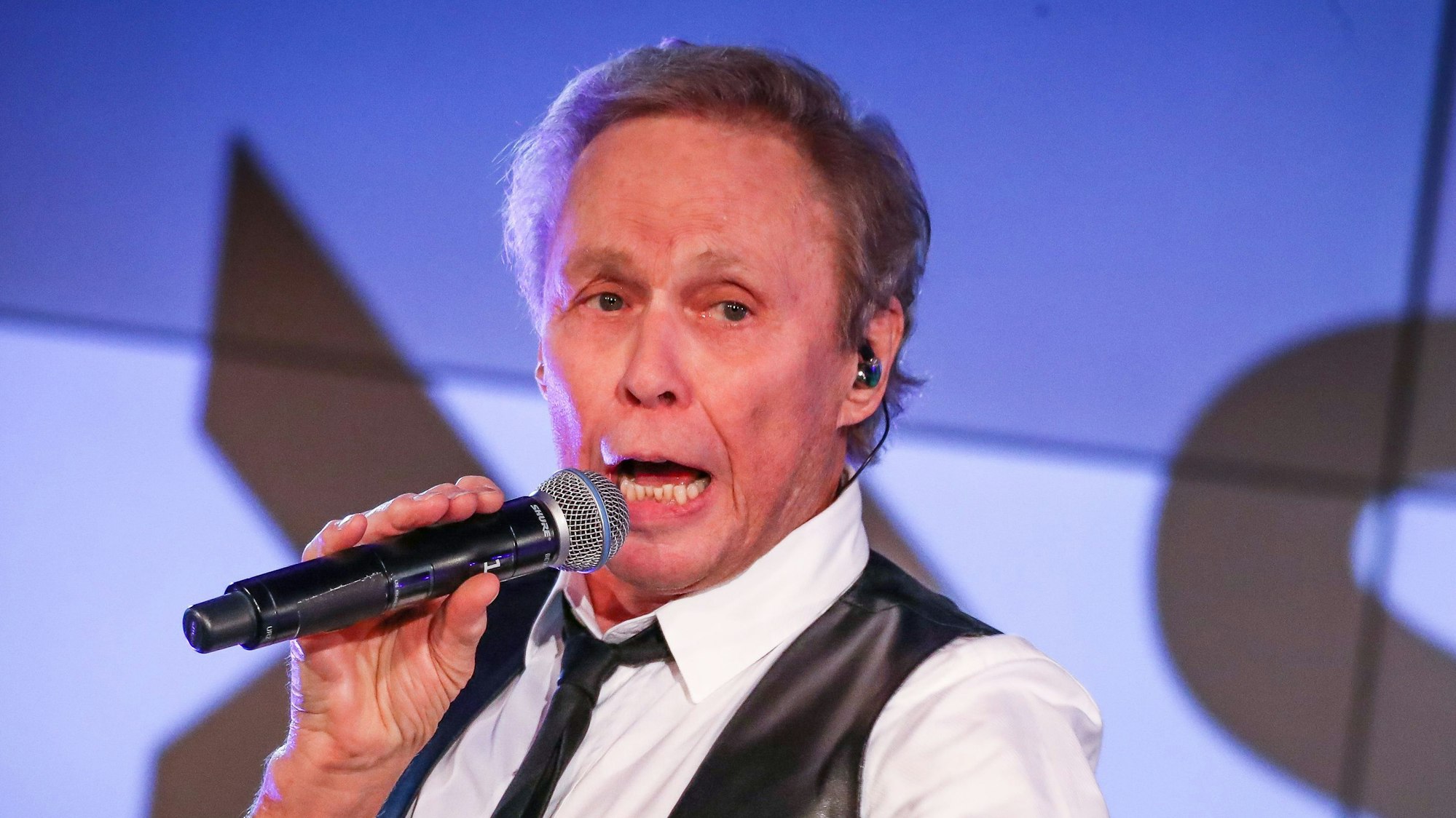 Sänger Peter Kraus singt bei der SWR4 Veranstaltung „Gläserne Vier“ in der SpardaWelt.