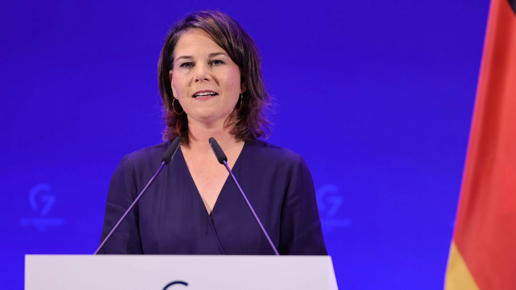 Annalena Baerbock spricht bei einer Pressekonferenz.