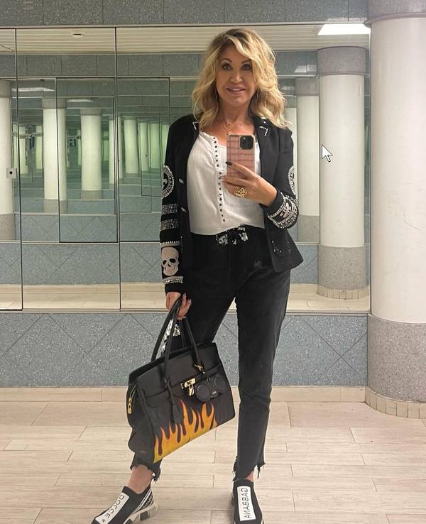 Carmen Geiss posiert für ein Selfie vor einem Spiegel. Das Selfie hat sie am 25. Oktober 2022 bei Instagram gepostet.