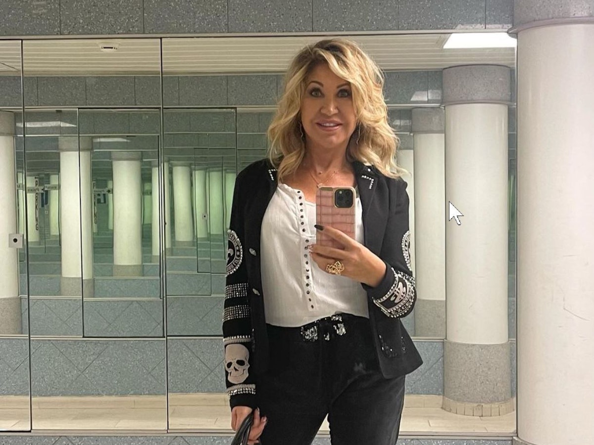 Carmen Geiss posiert für ein Selfie vor einem Spiegel. Das Selfie hat sie am 25. Oktober 2022 bei Instagram gepostet.