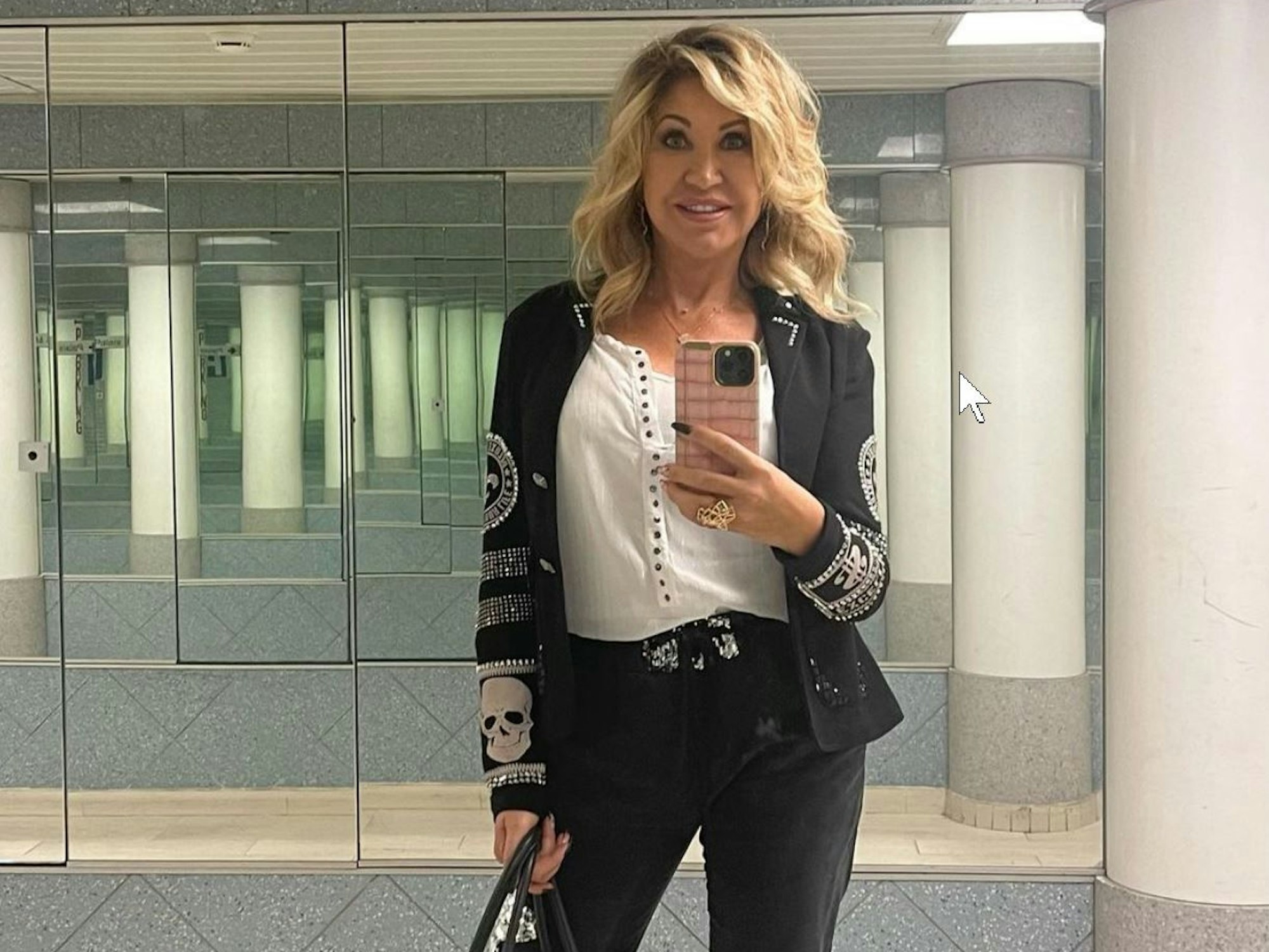 Carmen Geiss posiert für ein Selfie vor einem Spiegel. Das Selfie hat sie am 25. Oktober 2022 bei Instagram gepostet.