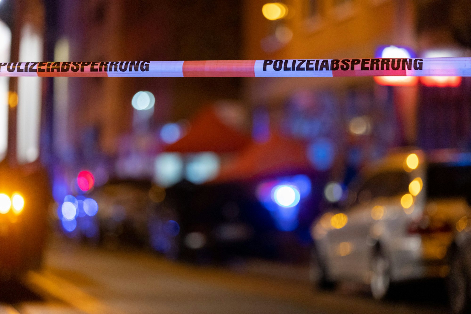 Ein Absperrband der Polizei hängt vor einem Tatort in Nürnberg. Die Aufnahme dient lediglich als Symbolfoto.