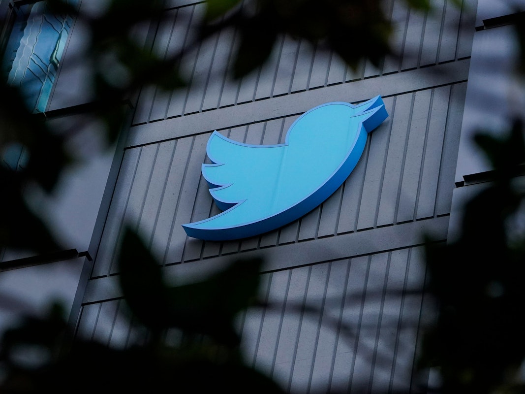 Das Twitter-Symbol hängt am Twitter-Hauptquartier in San Francisco.