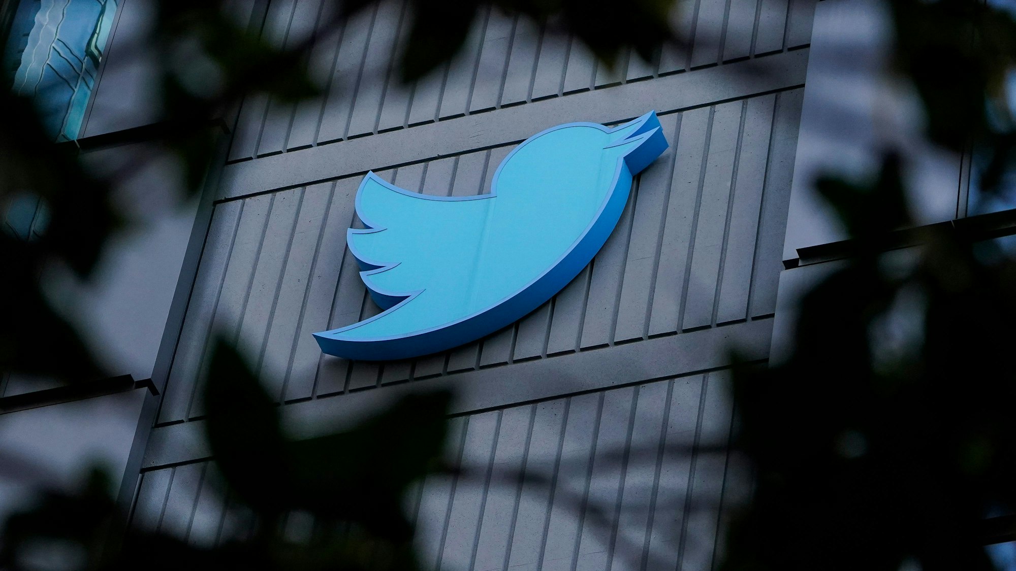 Das Twitter-Symbol hängt am Twitter-Hauptquartier in San Francisco.