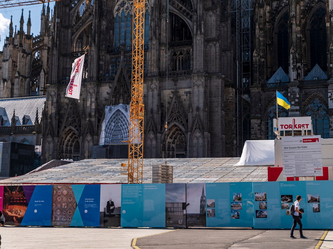 Die Baustelle der Kölner Domtreppe hinter einer Vollverkleidung.