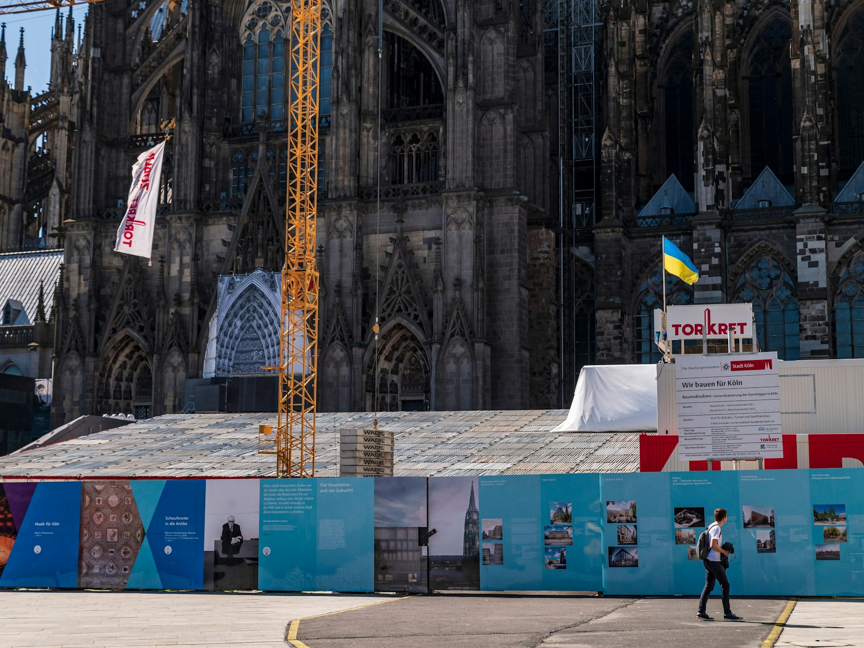 Die Baustelle der Kölner Domtreppe hinter einer Vollverkleidung.