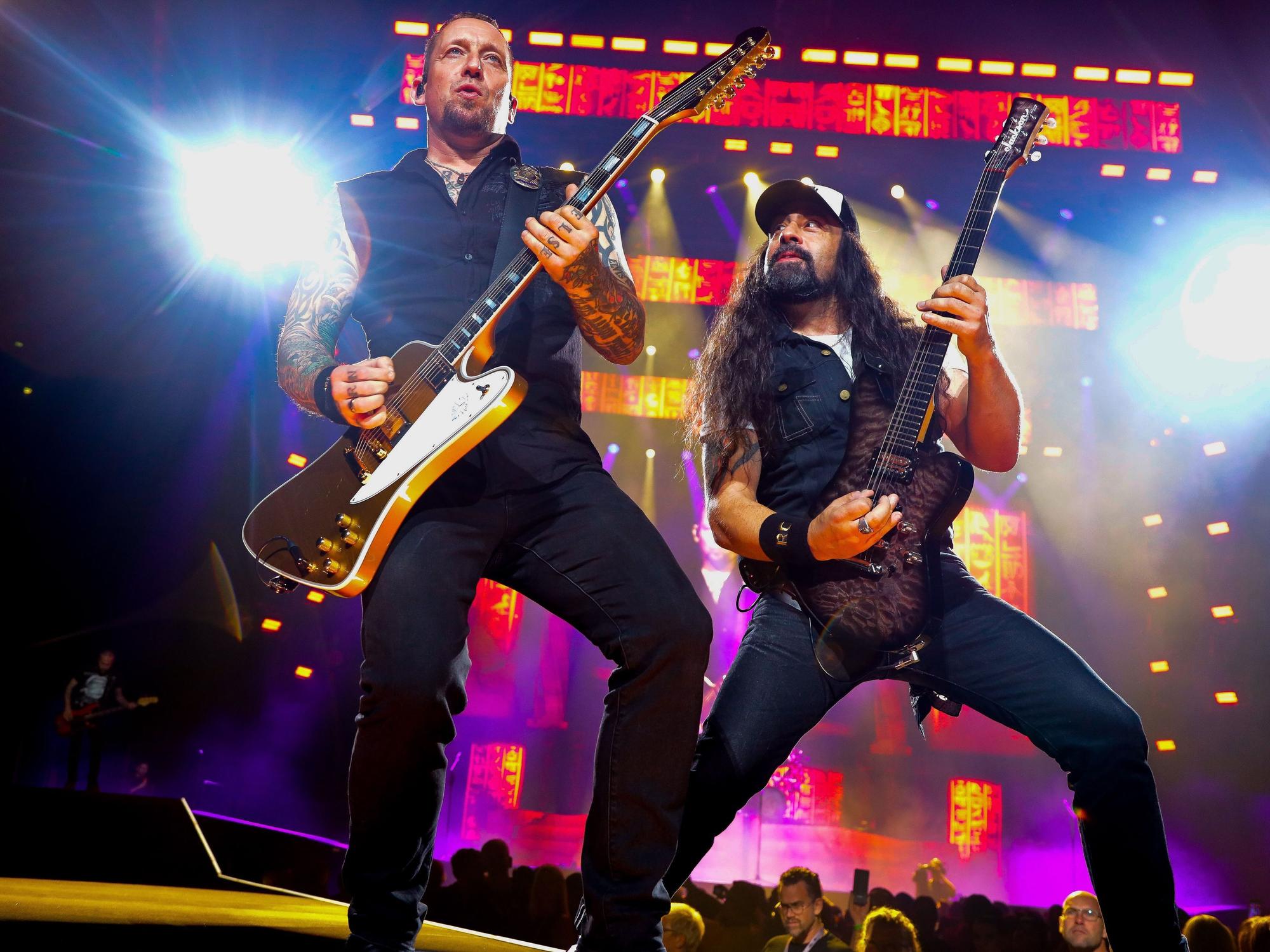 Musiker der Band Volbeat beim Auftritt in der Kölner Lanxess-Arena.