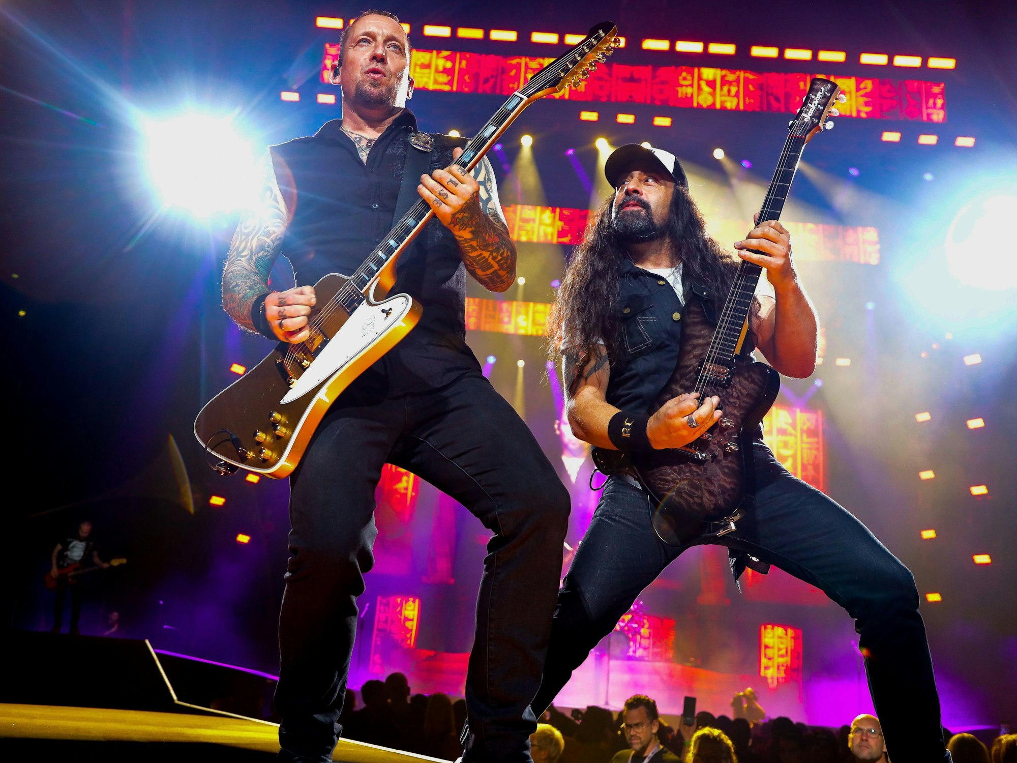 Musiker der Band Volbeat beim Auftritt in der Kölner Lanxess-Arena.