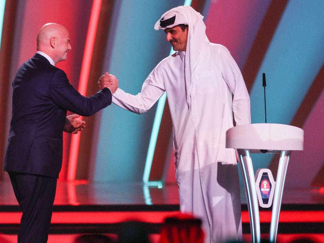 Gianni Infantino gibt bei der Auslosung zur WM Scheich Tamim bin Hamad Al Thani die Hand. In einem Brief sprang der FIFA-Boss jetzt erneut für Katar in die Bresche.