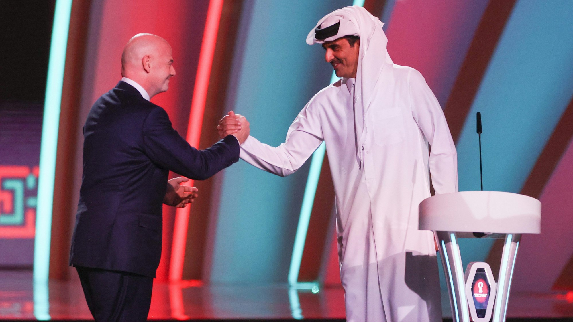 Gianni Infantino gibt bei der Auslosung zur WM Scheich Tamim bin Hamad Al Thani die Hand. In einem Brief sprang der FIFA-Boss jetzt erneut für Katar in die Bresche.