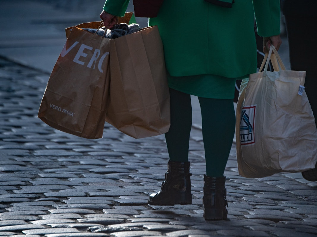 Der Discounter Aldi Süd stimmt Verbraucher auf noch schwierigere Zeiten ein. Unser Archivbild (2021) zeigt eine Frau mit mehreren Einkaufstüten in einer Fußgängerzone in Stralsund.