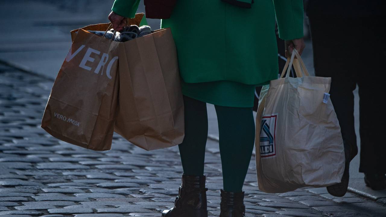 Der Discounter Aldi Süd stimmt Verbraucher auf noch schwierigere Zeiten ein. Unser Archivbild (2021) zeigt eine Frau mit mehreren Einkaufstüten in einer Fußgängerzone in Stralsund.
