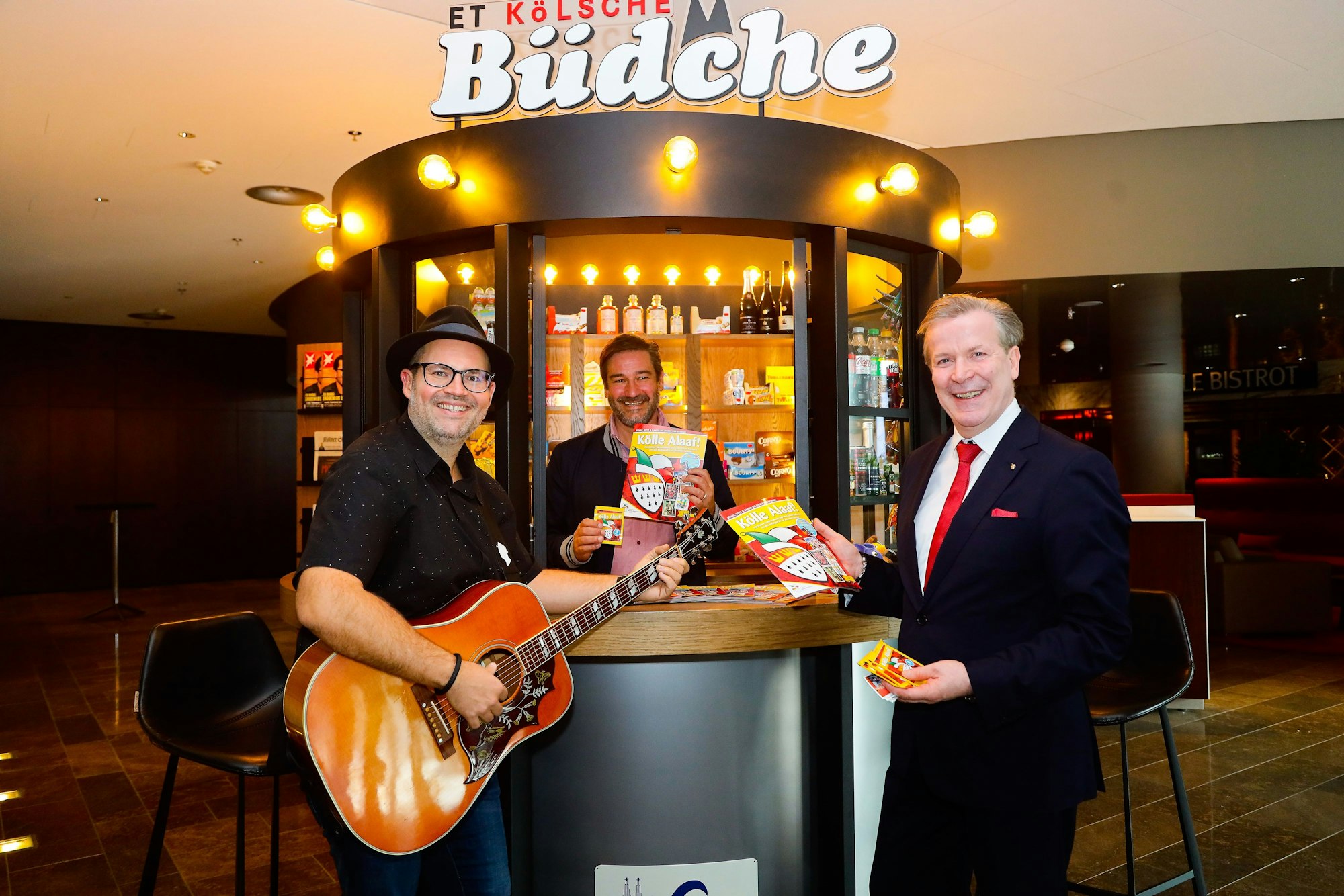 Björn Heuser, Thomas Schmitz und Christoph Kuckelkorn stellen im Dorint Hotel das Panini-Sammelalbum zu Karneval vor.