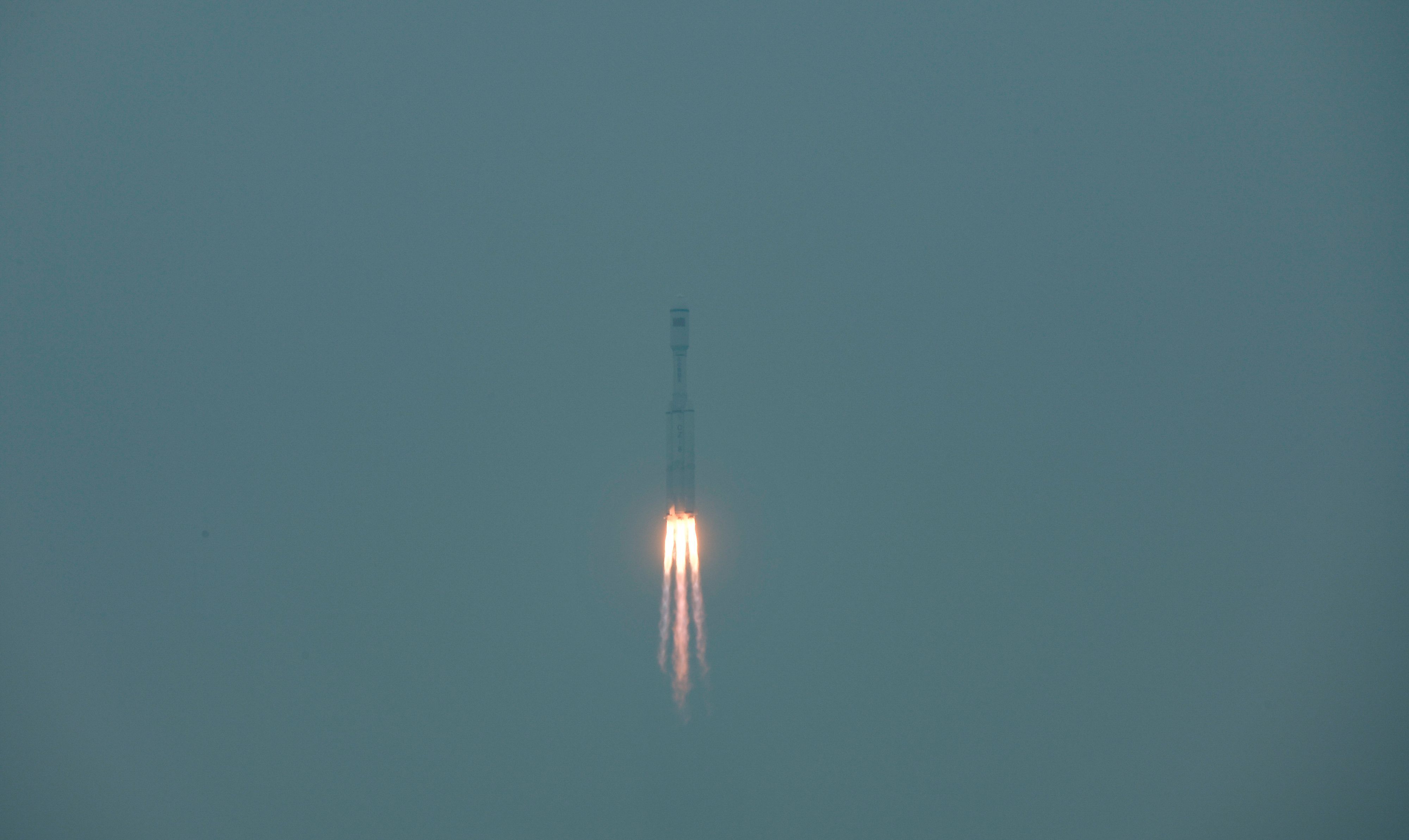 Die chinesische Weltraumrakete vom Typ „Langer Marsch 8“ startet vom Raumfahrtzentrum Wenchang.