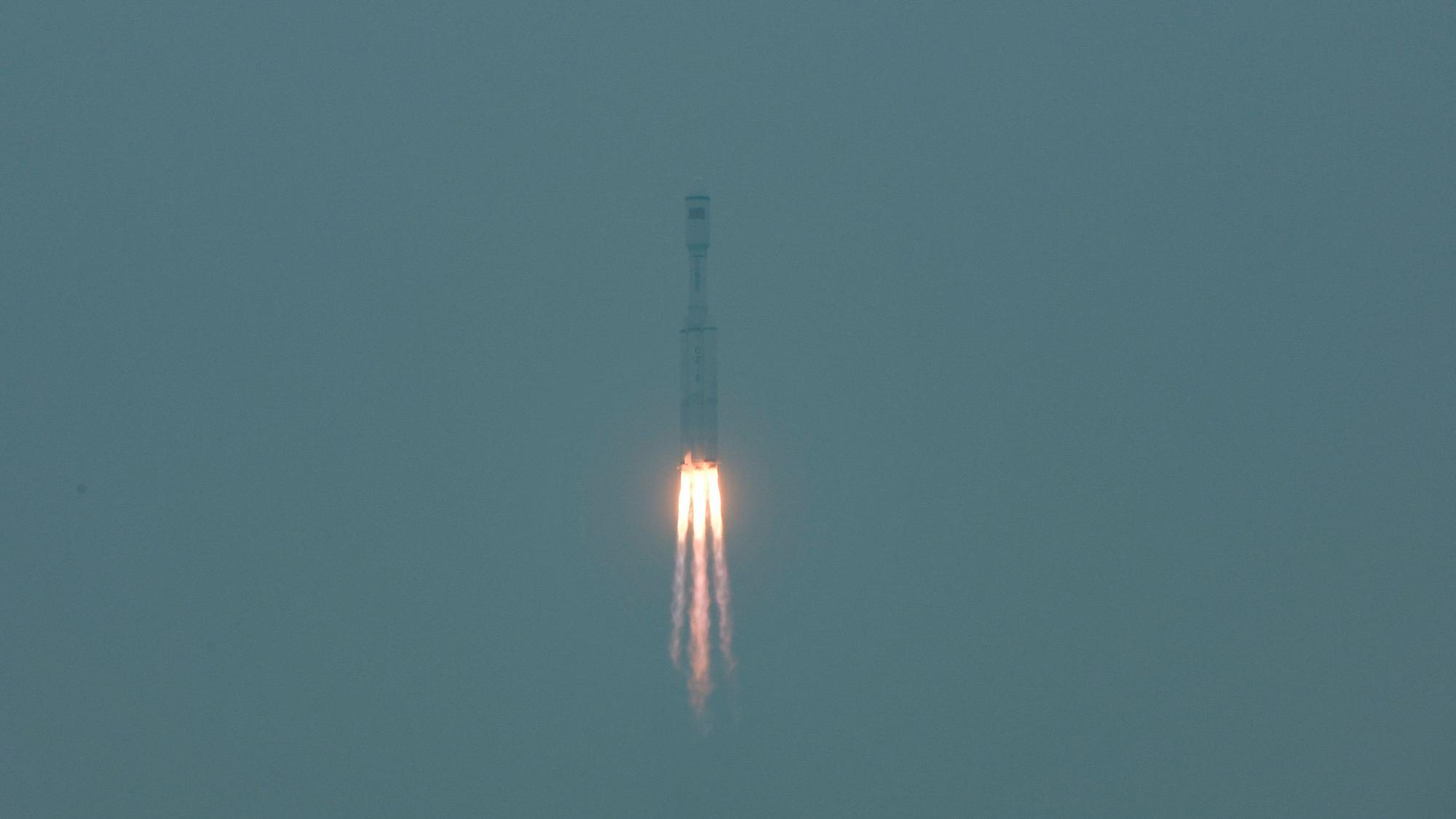 Die chinesische Weltraumrakete vom Typ „Langer Marsch 8“ startet vom Raumfahrtzentrum Wenchang.
