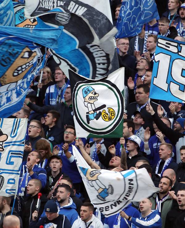 Schalke Fans im Auswärtsblock bei Hertha BSC.