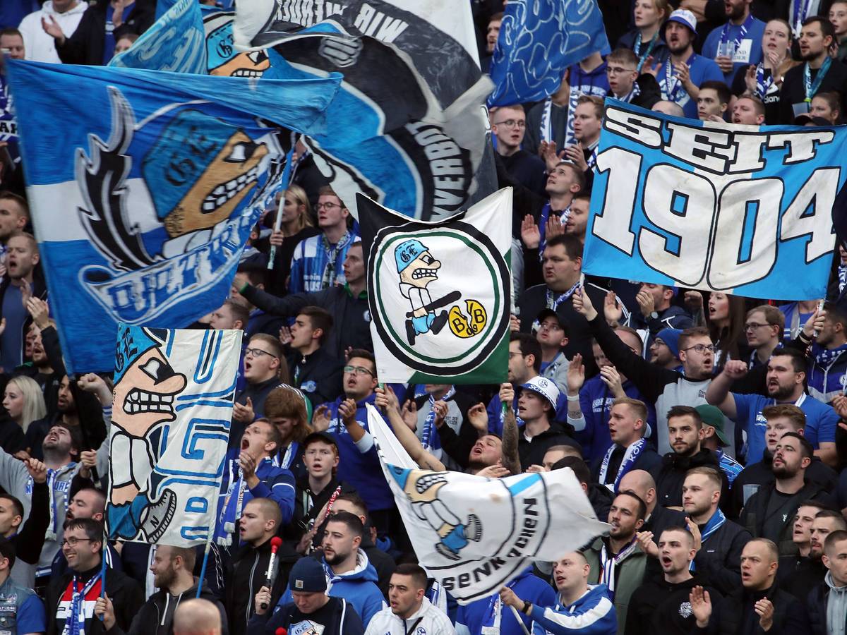 Schalke Fans im Auswärtsblock bei Hertha BSC.
