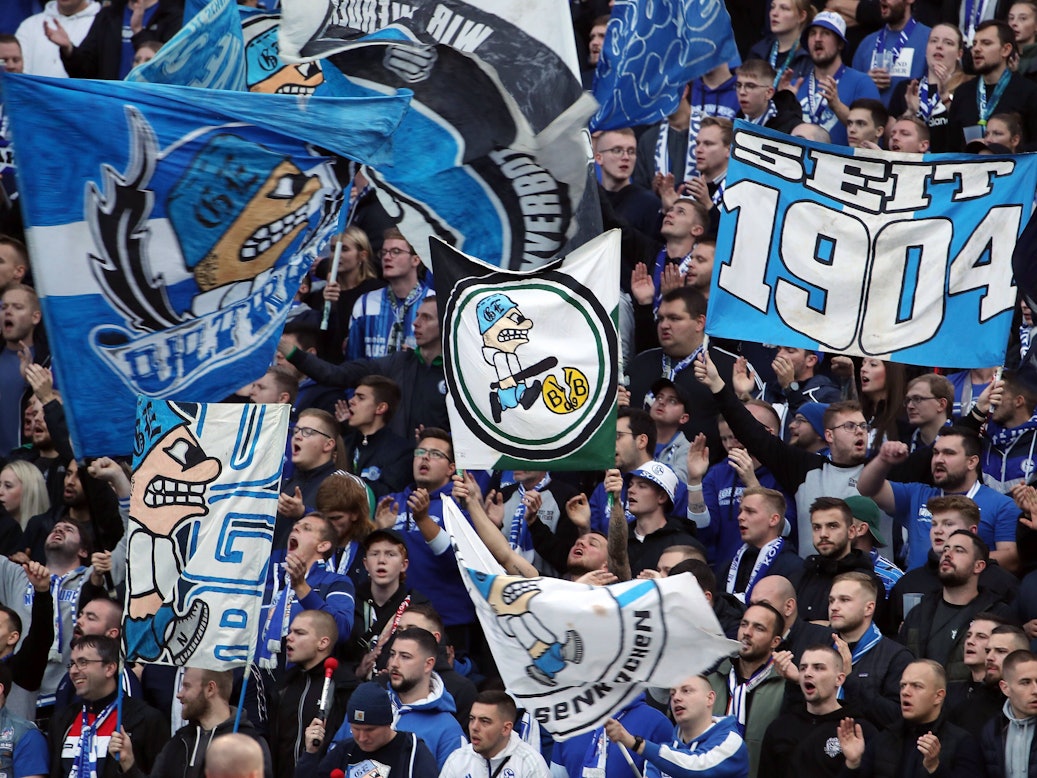 Schalke Fans im Auswärtsblock bei Hertha BSC.