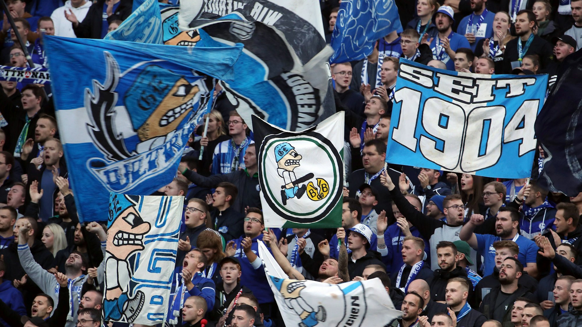 Schalke Fans im Auswärtsblock bei Hertha BSC.