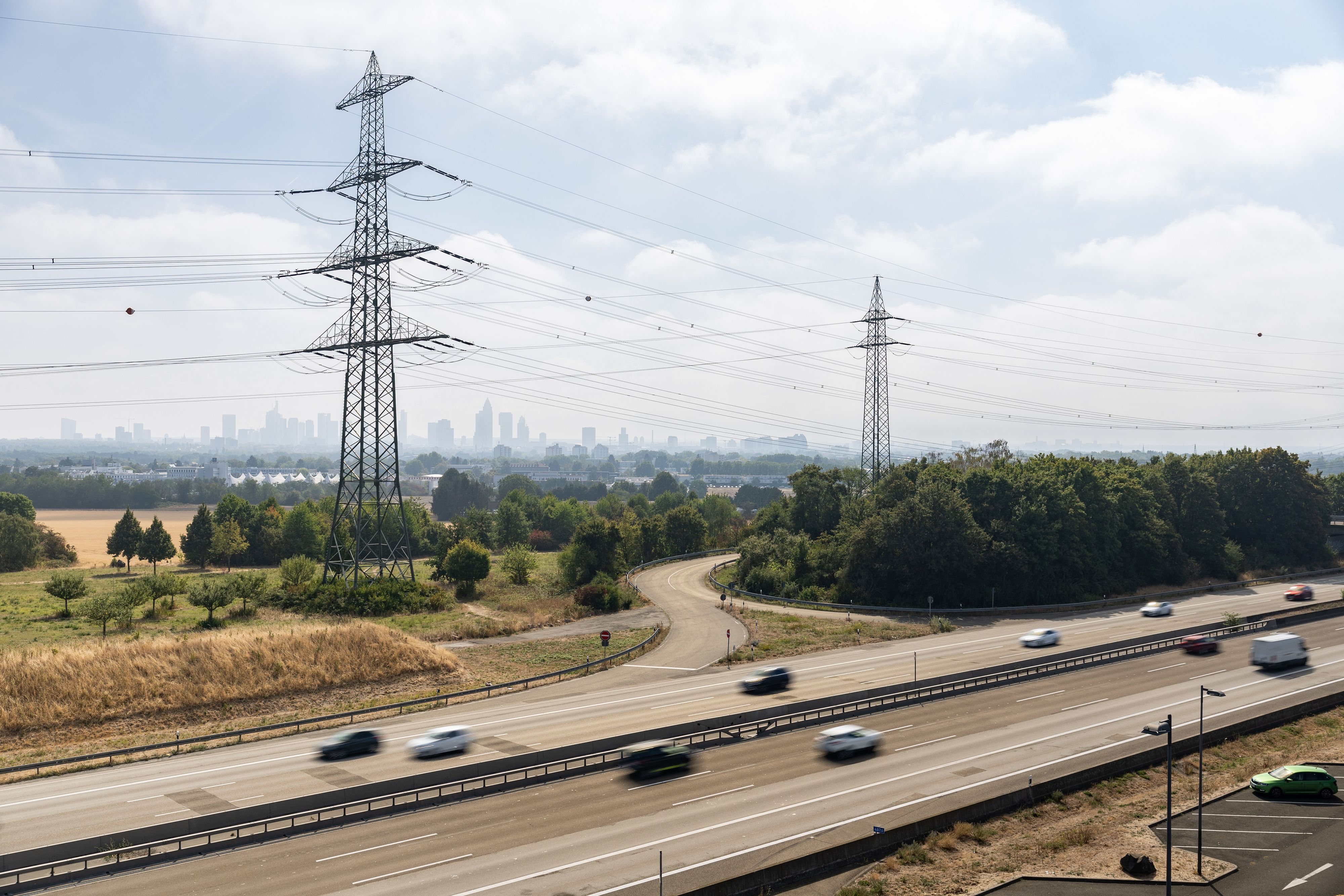 Blick auf die Frankfurter Skyline über die Autobahn 5.