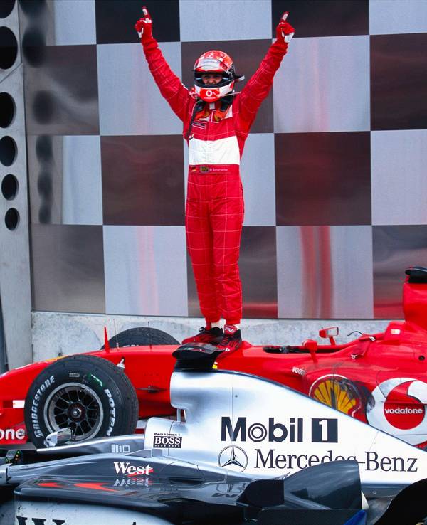 Michael Schumacher jubelt auf dem Ferrari 2003.