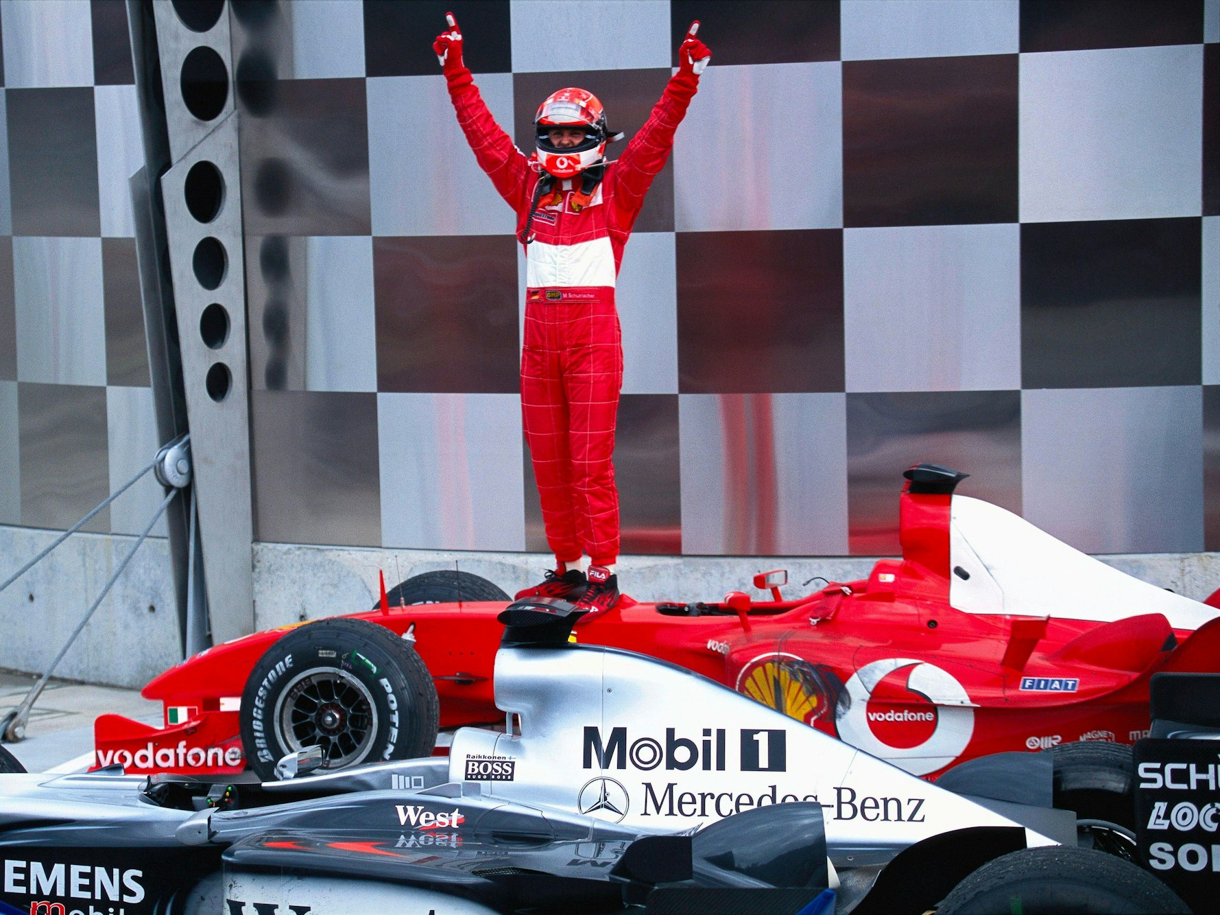 Michael Schumacher jubelt auf dem Ferrari 2003.